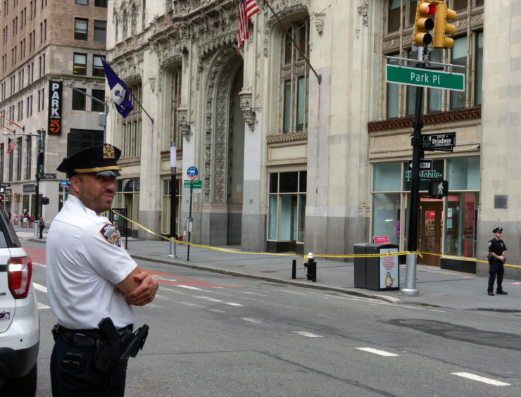 Top: A Counterterrorism Unit officer and bomb-sniffing dog enter the Woolworth Building Saturday afternoon following a bomb threat. Above: During the search, Broadway and Park Place were blocked off and the sidewalk around the Woolworth Building was closed to pedestrians. Photos: Carl Glassman/Tribeca Trib
